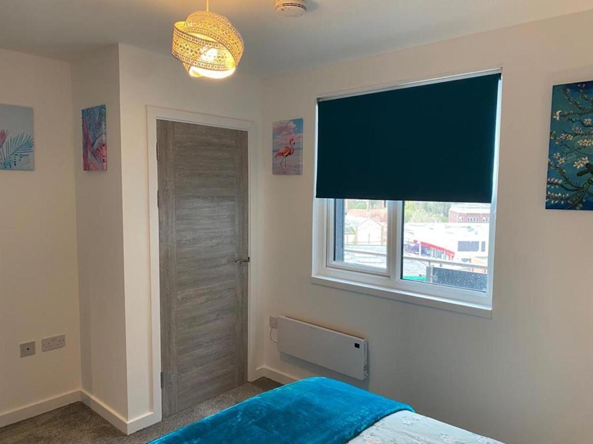 Central Newly Built 2 Bed Duplex Penthouse With Free On-Site Gated Parking, Lift Access, Self Check-In, Super Fast Wifi, Two Cathedral View Terraces & Sleeps 6 彼得伯勒 外观 照片