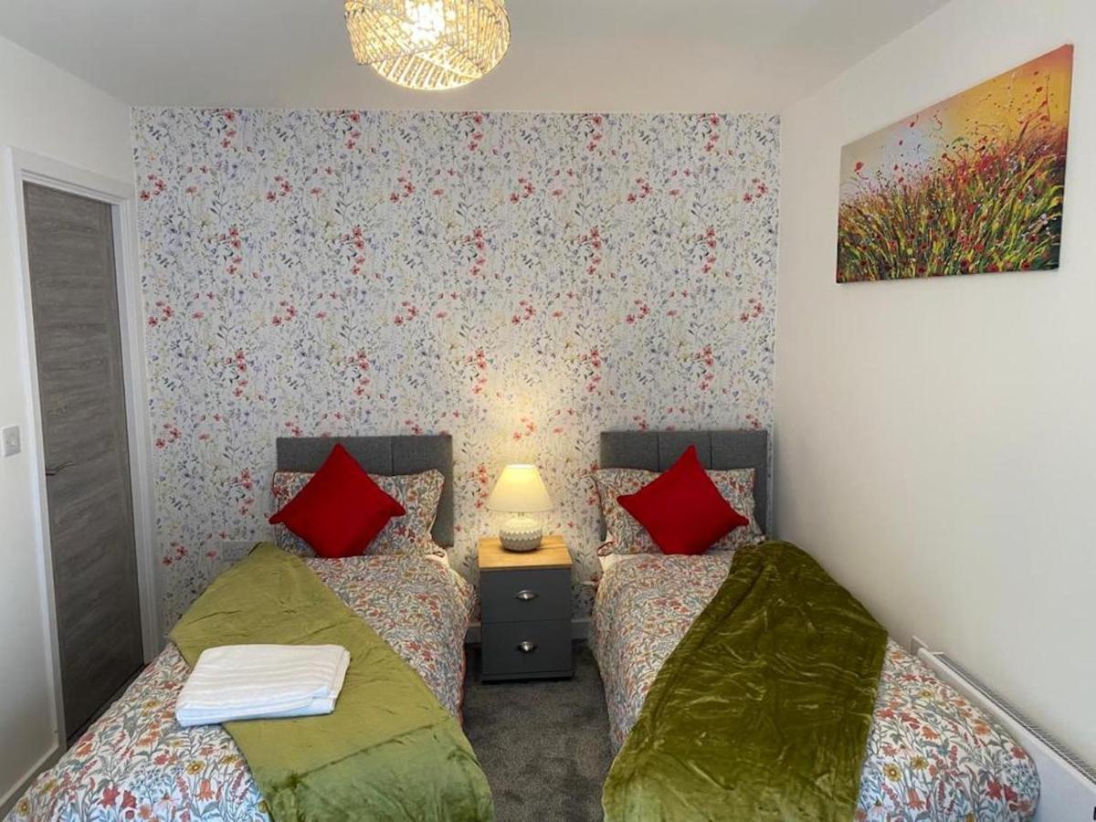Central Newly Built 2 Bed Duplex Penthouse With Free On-Site Gated Parking, Lift Access, Self Check-In, Super Fast Wifi, Two Cathedral View Terraces & Sleeps 6 彼得伯勒 外观 照片